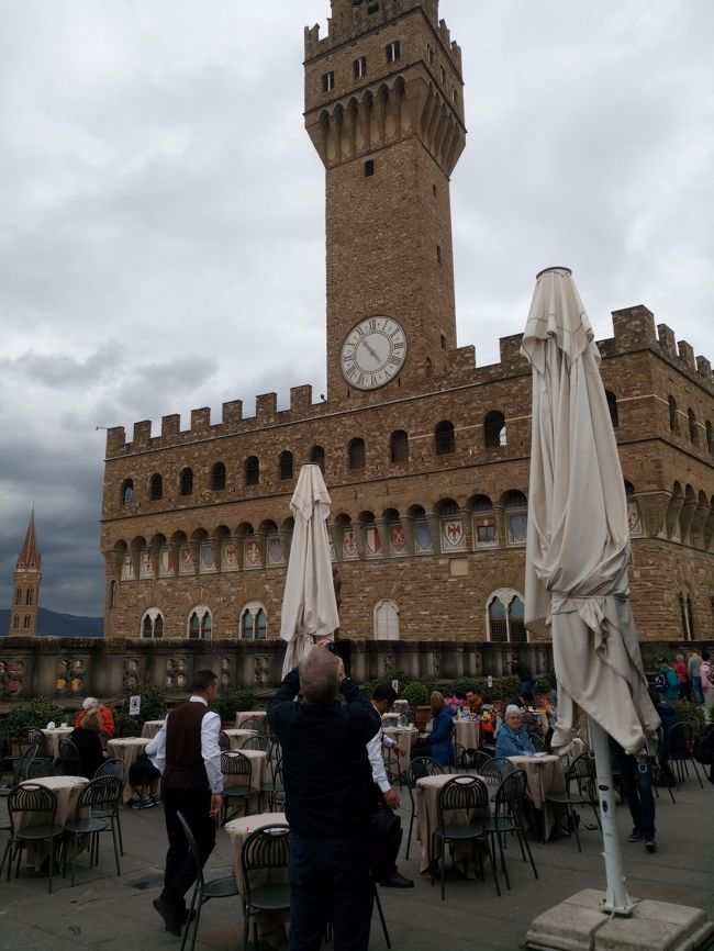 ヴェッキオ宮殿がよく見えるウフィツィ美術館内2Fのカフェテリアで、プロセッコ（イタリアのスパークリングワイン）を飲んでちょっと休憩。