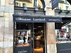 La Maison George Larnicol（ラ メゾン ジョルジュ ラルニコル）

10月08日（木）　　15:05

Rue d’Estrees（エストレ通り）にある
パティスリー

1934年にジョルジュ ラルニコルの父が
ブルターニュ地方のカンペールに
オープンしたのが始まりで
パリにも2店舗あるようです。

