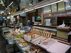 センター内にある「鈴木鮮魚店」です。ここで部屋呑み用の刺身を買います。貝を含んだ盛り合わせで注文しました。出来上がるまでの間に店員さんと話すと『普段は試食用の商品が出してあるけど、コロナで・・・お客さん、残念ね！こっちも味を確認してもらった上で販売したいのにね、残念！』とのこと。これも影響、その七です。
