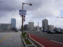 今度は、反対側の歩道で信濃川を渡ります。依然として強風です。
