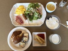 五日目の朝食。
ホテルハーヴェストの割には おとなしめな感じでしょうか。。。
まあ、連日美味しいものばかりだと、罰が当たりそうなのでちょうどよいかな。

あっ、決してまずいということではなく、あくまで少々地味なだけです。