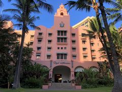 ハワイ・ワイキキ『The Royal Hawaiian, a Luxury Collection Resort, 
Waikiki』

『ザ ロイヤル ハワイアン ア ラグジュアリー コレクション リゾート 
ワイキキ』の外観の写真。

ピンクパレスの中庭です。

楽園ハワイの絵のような風景の中にたたずむロイヤル ハワイアン 
ホテルは、1927年の創業以来「太平洋のピンク･パレス」と呼ばれ、
数あるハワイのホテルのなかでも特に長い伝統を誇っています。
優雅でクラシカルな内装のホテル内、贅沢な調度品が配された客室、
椰子の木が揺れる清々しい中庭のココナッツ・グローブ、
そしてワイキキ・ビーチ随一のプライベートエリアをご堪能ください。

https://www.royal-hawaiian.jp/