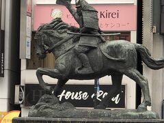 駅前に建つ熊谷直実の騎馬像。

なかなか立派なものでした。