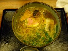 お待ちかねの夕食は、「五志喜」でいただきます。
創業・寛永12年（1635）の素麺屋さんが経営する郷土料理店です。
鯛そうめん（切身・当時1280円、現在1600円）を頂きました。
冷たいのもありましたが、まだ季節柄温かいものを食べたい。
昼間の鍋焼きうどんの汁といい意味で180度違います。
鯛を家で焼いて食べたことがありますが、若干磯臭くなります。
これはそんなことはなくて、上品なお出汁ですね。
