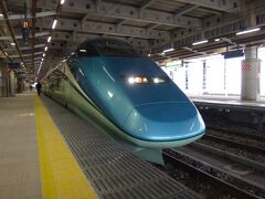 とれいゆつばさは、秋田新幹線で運用されたE3系R18編成を改造した観光列車です。こまち時代と同じ６両編成で、ここでは単独運用ですが、なぜか号車振りは東北新幹線と併結していた、こまち時代と同じ、11～16号車になっている。

福島方から11号車が座席指定車。12～14号車がお座敷風ボックス席、15号車がバーカウンターを併設した湯上りラウンジ、16号車が足湯。という編成。足湯は別料金で基本、旅行商品の利用者用だが当日、空きがあれば車内で足湯券を買うことも可。全車指定席。自由席はない。

今回我々が乗るのは、12号車お座敷指定席。
