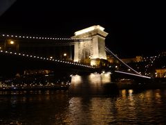 ブダペストのシンボル・セーチェニくさり橋も美しい～

鎖橋はブダペストの歴史を知る上ではずせません。
その昔、ドナウ川を挟んでブダとペストという２つの街がありました。
冬は氷が押し寄せるため橋の建設が難しく、街を行き来するのも大変でした。

セーチェニ伯爵の提唱により１８４９年に橋が完成し、２つの街が繋がれ１８７３年首都「ブダペスト」が誕生。
この街をつないだ架け橋ということですね。