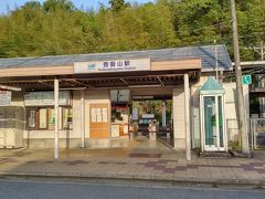 高田市駅より始発の吉野駅に乗り壺阪山駅に到着しました。
昼間であれば数本バスが通っているようですが
朝6時なので徒歩でお城まで向かいます。