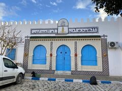グランドモスク横のレストラン
チュニジアンブルーの扉が綺麗です。
この後、バスで160k内陸のドウッガに移動
世界遺産ドウッガの遺跡の見学に行きます。
ありがとうございました。
