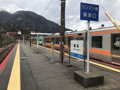 高山本線猪谷駅。富山行きに乗り換え。
30分程の待ち時間を利用し、駅前をブラリ。

猪谷駅はJR東海とJR西日本の境目の駅。
JR西日本富山行きの列車（前方）、JR東海の飛騨古川行きの列車（後方）が同ホームに停車していた。
