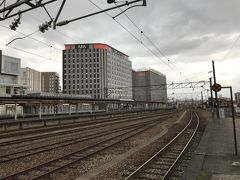 高岡駅。
JR城端線ホームより、本日宿泊のアパホテル高岡駅前。