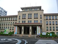 静岡県庁本館はいわゆる帝冠様式の建物で、これはこれで、時代を反映した日本独

特の洋館でおもしろいです。

このあたりは昔は駿府城の一部で、今も石垣や堀、桝形などが残っていました。