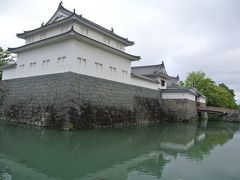 駿府城はオリジナルの建物は残っておらず（移築されたものはひとつだけ現存）、櫓も再建されたものです。

石垣も低く、なんだか穏やかな雰囲気がします。