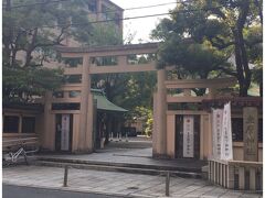 　坐摩神社に無事到着。

　入り口は横に鳥居が三つ連なった様な形の三ツ鳥居。初めて見た。
