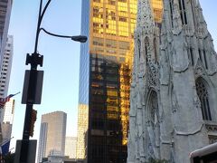 ビルの合間に突然現れる教会。アメリカやヨーロッパの近代都市の楽しみです。