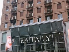 お目当てのお土産探しにEATALYへ。こちらは高級志向のスーパーマーケットで、地元の食材やお惣菜、お土産などが購入できます。