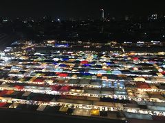 夜はタラート ロットファイ ラチャダー (ラチャダー鉄道市場)へ行きました。隣のショッピングモールから見る景色が綺麗です