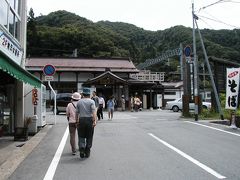 山寺駅
歩きだしてから、ふり返って駅舎を撮りました。
8月の暑い日でした。