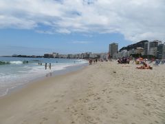 Clube Israelita Brasileiro（Israeli Brazilian Club）から3ブロック先にあるコパカバーナビーチに寄ってみる。長大な砂浜を数100ｍ歩いたが、今夜のカーニバル観覧に備え、のんびりはせず、予約済みの宿に向かうことにした。