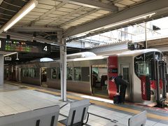 可部線のあき亀山駅行きに乗車します。ところが可部線内にて踏切で遮断棒が折られる事故があり、遅延していました。
結局、広島駅を6分遅れて出発しました。