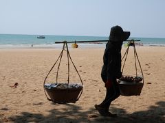 パタヤビーチ：観光客が立ち去っても行商人は足で努力