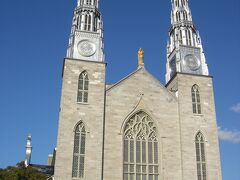 ＜ノートルダム聖堂＞
聖ヤコブに捧げて1832年に建てられた小さな木造教会にかえて1841年建設開始、度々の資金難による中断や変更で完成は1885年。大々的に修復され古さは感じませんがオタワ最古の教会とのこと。バロック様式で、カッコいい銀の尖塔の間に金の聖母子像が立ちます。
