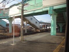 北山形。山形を目前にして運転停車。

ここでとれいゆつばさより新庄を17分遅く出た、つばさ150号、東京ゆきを退避するそうです。15分も停まります。

特急に抜かれる特急。観光列車ゆえに「特に急がない列車」なのです。