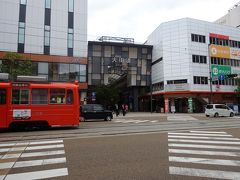 　大街道周辺は四国最大の繁華街で、松山の人にとってはグルメやショッピングの拠点です。なおアーケ－ドは、道幅が広く(15m)、天井は13mで長さは約480ｍもあります。　また松山らしい「俳句ポスト」が、大街道二丁目と三丁目に設置されていますので、一句ひねって投函してください。