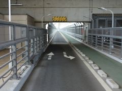 橋の上に到着。因島大橋はしまなみ海道の橋の中で唯一、自転車道が自動車道の横ではなく下にあります。