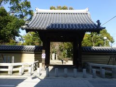 聖福寺　総門

東長寺から裏通りを歩いてすぐの聖福寺へやって来ました。
途中、円覚寺や小さなお寺もいくつかありましたが、閉まって
いるところが多かったです。こちらの総門から入ります。
日本で最初の禅宗寺院です。