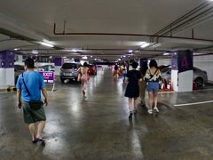 【ラチャダー鉄道市場 Train Night Market Ratchada】

さてと、さっさと下りて、鉄道マーケットに向かいます。