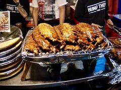 【ラチャダー鉄道市場 Train Night Market Ratchada】

す..すごい、肋肉（あばらにく）....手がベトベトになりそぉ......