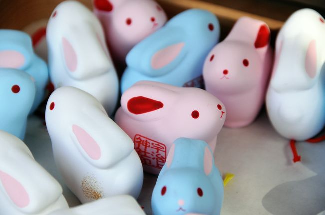 境内で兎のおみくじが売られていた。<br />中におみくじが入っていて、下から取り出すことが出来る。<br />可愛いのでひとつ買ってみたら、なんと大吉だった。<br />それにしても、なぜ兎なのか。<br />後で調べてみると、祭神の菟道稚郎子の『菟道（うじ）』は、『うさぎのみち』という漢字を使っていて、皇子がこの地で道に迷われた時、一羽の兎が現れ道案内をしたと云う伝説によるものらしい。<br />ちなみに、宇治神社には『みかえり兎』の像があるとのことだ。<br />再訪する機会があれば、『みかえり兎』のおみくじと共に拝見してみたい。