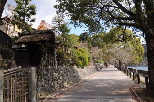 さらに宇治川沿いを歩いて行くと、風情のある道となった。<br />高い建物も、派手な看板も無い静かな道。<br />ただただ、気持ちが良かった。