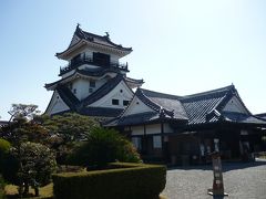 いよいよ、天守と本丸御殿を見学いたします。
第一に概要。
天守は延亨4年（1747）再建、本丸御殿は寛延2年（1749年）再建、ともに重要文化財。
入場料は当時400円、現在420円で障がい者手帳所持者は無料。
第二に本丸御殿について。
再建されても間取りが初代・一豊公がお住まいになっていた頃と同じ間取りで、第二代・忠義公以降は儀礼で使われていたそうです。
見所は殿様がお座りになる『上段の間』の脇に武者隠しがあることで、いざというときに警護の侍が出てこれるようになっております。
最後に天守について。
再建時に一回り小さくなったが、威厳はそのまゝ。
武具、高知城や土佐藩の歴史などの展示があったが、土佐藩は確認できる限りで4回藩政改革を行っており、それに積極的なんだなあと思いました。
平成29年（2017）3月に『高知城歴史博物館』ができたので、中の展示はどうなったのかそれも気になるところです。
