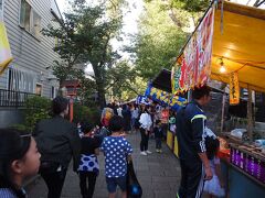 16：05　三宝寺の北西に接する氷川神社　今日は年に一度の例大祭の日でした。
参道は屋台が並び、子供たちが目を輝かせながらお店を見て回っていました。