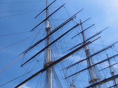 14:00
旧王立海軍学校の敷地から駅の方へ向かうと、カティーサーク号がデーンと鎮座。
19世紀に中国やインドから紅茶を運搬するために活躍した船が陸地にそのまま保存公開されてます。

