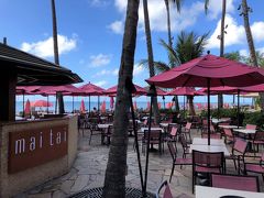 ハワイ・ワイキキ『The Royal Hawaiian Hotel』1F

『ザ ロイヤル ハワイアン ホテル』の【maitai bar（マイタイ バー）】
の写真。

伝説のビーチバーで美しいハワイアンサンセットを眺めながら、
ロイヤル・マイタイを始めとするおいしいカクテルはいかがでしょう。
ロイヤル ハワイアンのマイタイ バーでは、ハワイ産のフレッシュな
フルーツやジュースを使ったカクテルを味わえます。
コリン・ハザマシェフが吟味した素材で作るバーのププ
（アペタイザー）と組み合わせればお食事にもなります。

＜営業時間＞
ランチ　11:00 a.m. ～ 3:30 p.m.

ディナー　3:30 p.m. ～ 11:00 p.m.

https://collectionsofwaikiki.com/ja/dining/mai-tai-bar/