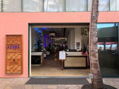 ハワイ・ワイキキ『The Royal Hawaiian Hotel』1F

『ザ ロイヤル ハワイアン ホテル』の【Surf Lanai
（サーフ ラナイ）】の写真。

17:30からは【Azure Restaurant（アズーア レストラン）】に
なります。

ロイヤル ハワイアンのカジュアルでエレガントなサーフ ラナイでは、
一日の始まりに自家製グルメブレッドやおいしいオムレツ、
エキゾチックなハワイアンフルーツなどをお楽しみいただけます。

ピンクの日傘の下やプールサイドでリラックスした後は、
コリン・ハザマシェフがプロデュースするローカルフレーバーの
グルメランチやフレッシュなサラダをどうぞ。

＜営業時間＞
朝食　6:30 a.m. ～ 11:00 a.m.
ランチ　11:30 a.m. ～ 2:00 p.m.

楽天カードクーポンで朝食ブッフェが15％オフになります↓

https://www.rakuten-card.co.jp/overseas/hawaii/coupon/

https://collectionsofwaikiki.com/ja/dining/surf-lanai/

【Azure Restaurant（アズーア レストラン）】

数々の賞に輝くアズーア レストランは、きらめく海を見渡す
ダイニング。キャンドルライトが揺れるオーシャンフロントの空間は、
エレガントで寛いだ雰囲気。毎朝ホノルル魚市場から買い付ける
ハワイ産の魚や、地元の新鮮なフルーツをふんだんに使ったメニューが
味わえます。

シェフのシンゴ・カツラがアレンジした５コースメニューで、
アズーアのおいしさをご堪能ください。

＜営業時間＞
5:30 p.m. - 9:00 p.m.

楽天カードクーポンでデザートサービス↓

https://www.rakuten-card.co.jp/overseas/hawaii/coupon/

https://collectionsofwaikiki.com/ja/dining/azure-restaurant-bar/