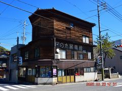 川の前に建つ木造３階建ての『旧・日の丸写真館』https://www.umaihiroshima.net/takeharamachinami/hinomaru.html は国登録有形文化財。
