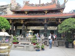 地下鉄で龍山寺駅まで移動した。龍山寺駅から地上に出たらすぐだった。