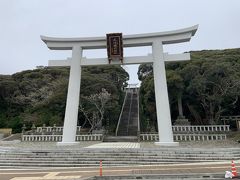 大洗磯前神社の下に到着いたしました。これから階段を登ってお参りしたいと思います。そういえば、ガルパンでは、この前の道も市街戦の鬼ごっこの際に通りましたね。