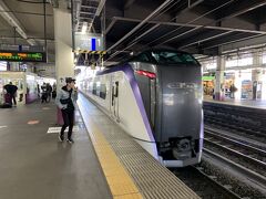 なんとか甲府駅に到着し、特急あずさに別れを告げます。