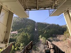 ロープウェイに乗って奥之院まで向かいます。夕方16時と、ロープウェイの終了するギリギリの時間に乗りました。田舎なので、すべての時間がギリギリで動いております。まだかみ合っているから良いのですが、ひとたびかみ合わないと、とんでもないことになりますので気が抜けません。