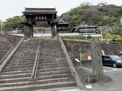 　次は、由比宿の隣の宿場町（興津）にある「清見寺」にやってきました。奈良時代に創建された東海道屈指の名刹です。
門には「東海名区」という額がありますが、江戸時代の朝鮮通信使が残した言葉だとか。要約すると、この場所は素晴らしい場所だということを言ったみたいです。