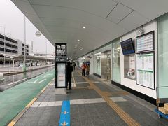 福岡空港国内線ターミナルから、国際線ターミナルへと、空港バスで移動します。国際線ターミナルから、大宰府行きの直通バスが出るので、それに乗車します。
滑走路を迂回するようにバス等の専用道があり、そこをバスが走って行きました。
