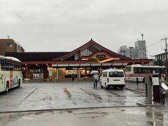 高速バスで、大宰府駅へと到着です。乗客は若い人が多かったかなあというイメージです。
かなり雨が降っております。
