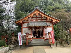 天開稲荷神社の本殿にやってきました。こじんまりとした神社です。この裏に奥宮があるということなので、行ってみます。