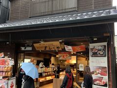 博多の有名な明太子屋の「ふくや」の店舗。右側にある「明太子茶漬けセット」に惹かれまして、昼食を食べることに。