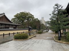 承天寺という鎌倉時代創建のお寺の前にやってきました。なんか道路の雰囲気が違います。