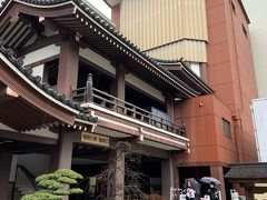 次は東長寺にやってきました。806年に唐から帰国した空海の創建と言われる寺院で、一時期荒廃しましたが、福岡藩二代藩主の黒田忠之公によって再興されたとか。
ここは「福岡大仏」という、かなり大きな大仏があります。右側の建物に入っています。写真は不可だったのでありませんが、なかなか立派でした。
また中には、「戒壇めぐり」という、長野の善光寺にあるような、真っ暗闇の中を歩くというものがありました。久しぶりの体験です。しかし最初、説明を理解しないままに凸してしまい、わっかが見つけられなかったので、２周してしまいました。
